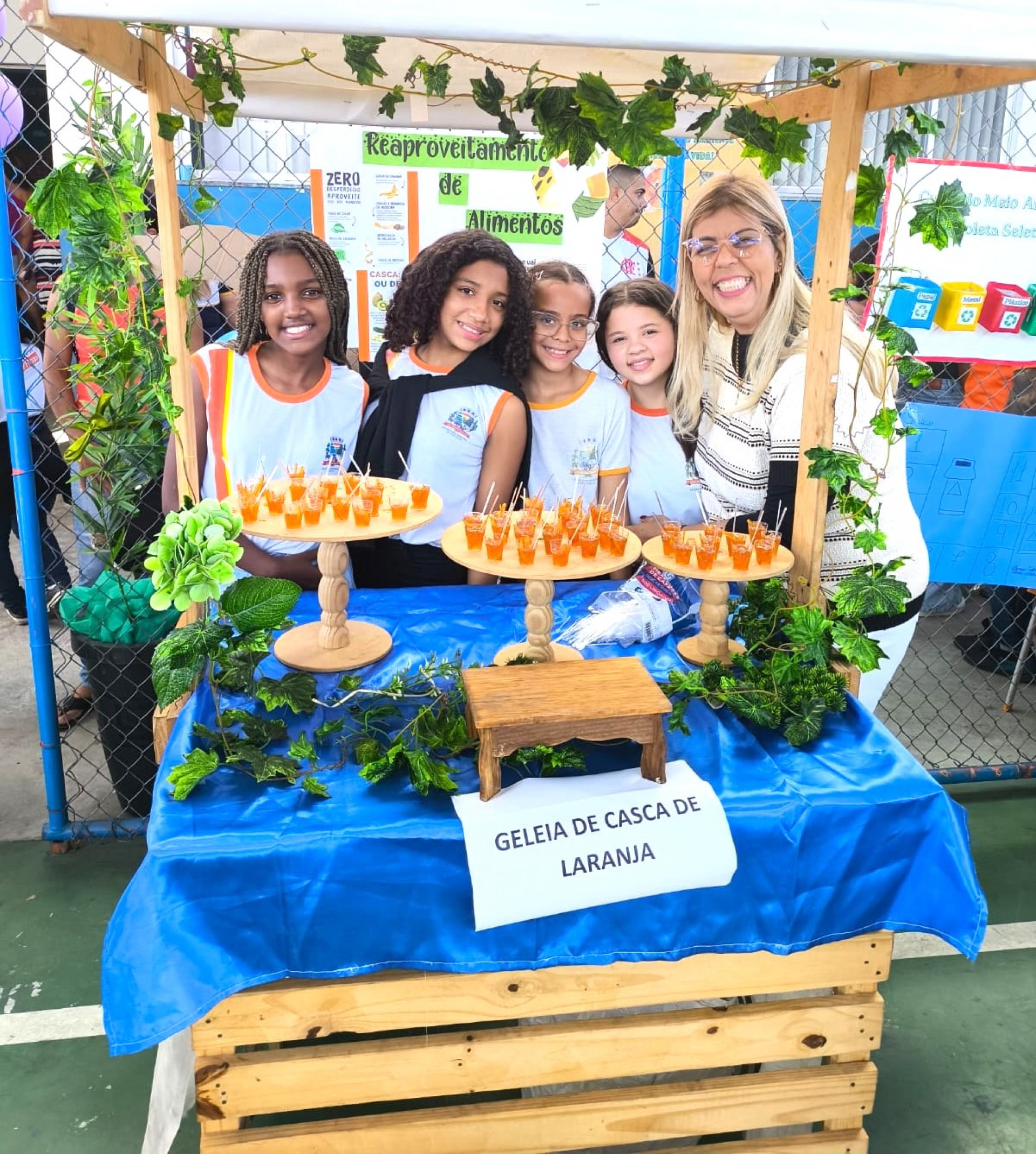 A secretária Sheila Boechat experimentou a geleia de casca de laranja feita pelos alunos


