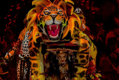 Isabelle Nogueira vira onça na 1ª noite do Festival de Parintins