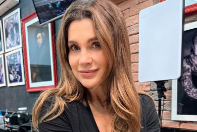 Flávia Alessandra se emociona ao fazer tatuagem para a filha caçula