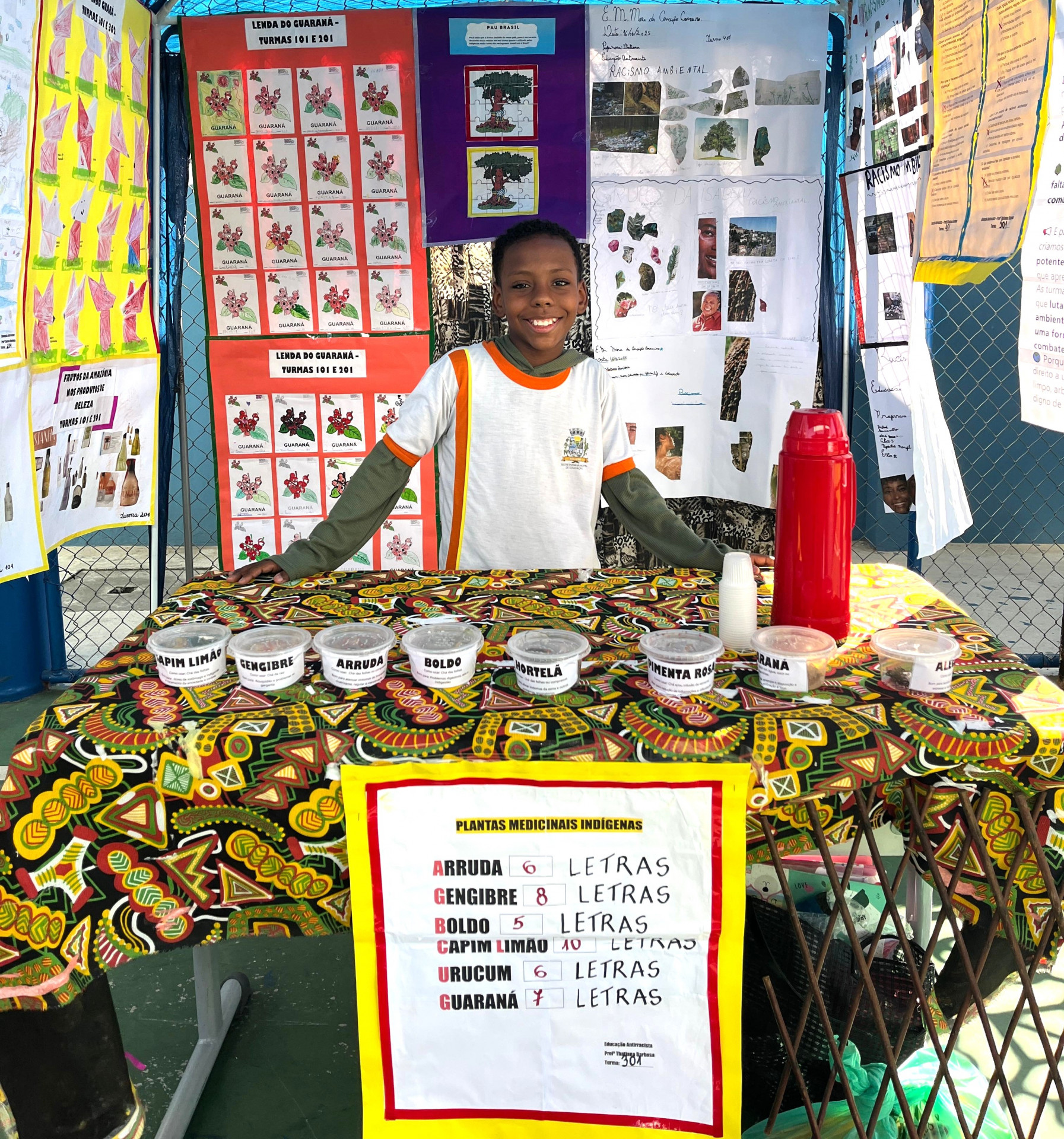 Aluno da turma 501, Marcelo, um dos destaques do bimestre, no estande antirracista   - Divulga&ccedil;&atilde;o / PMBR