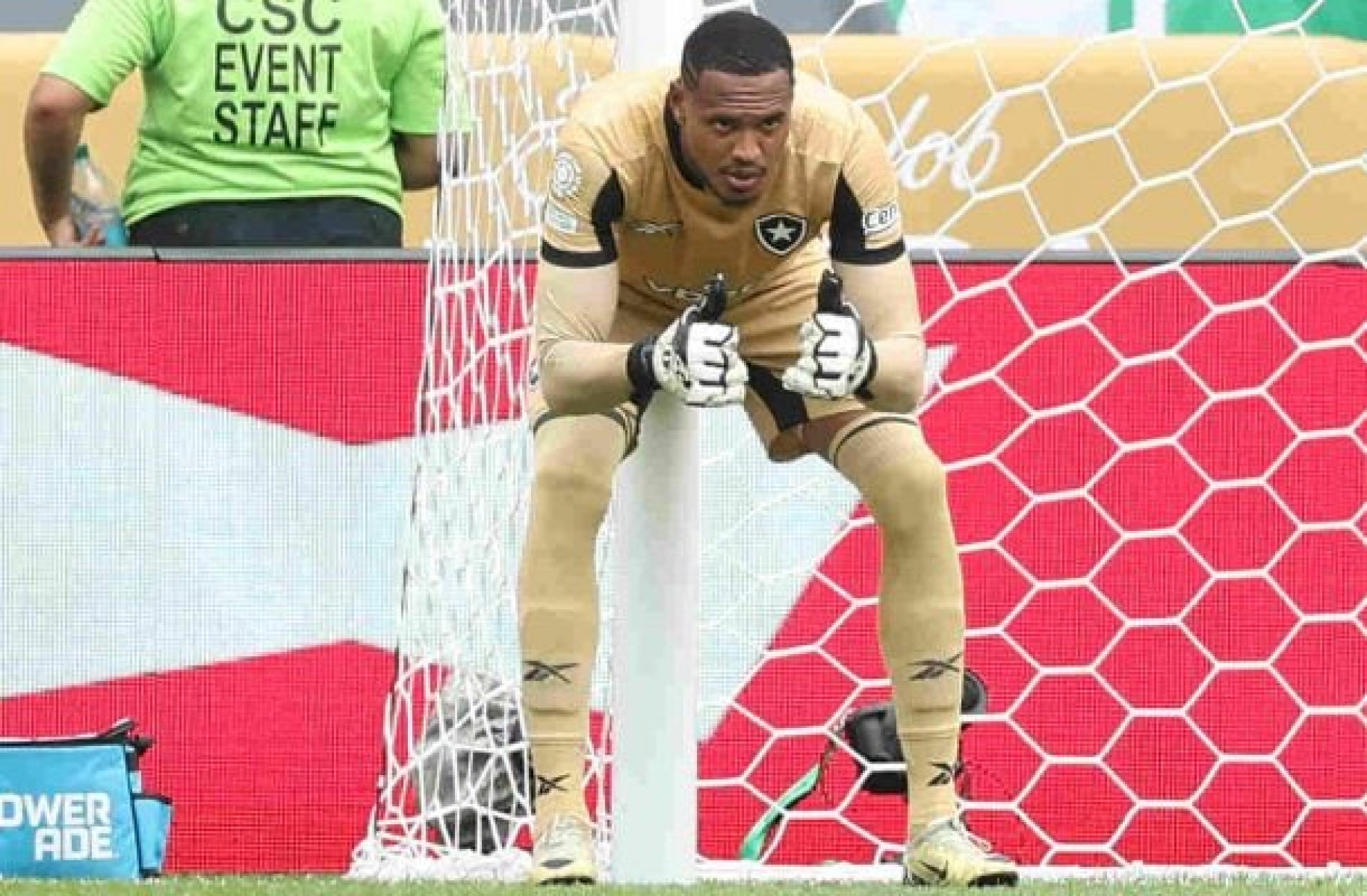 John exalta campanha do Botafogo no Mundial: ‘Ca&iacute;mos de cabe&ccedil;a erguida’