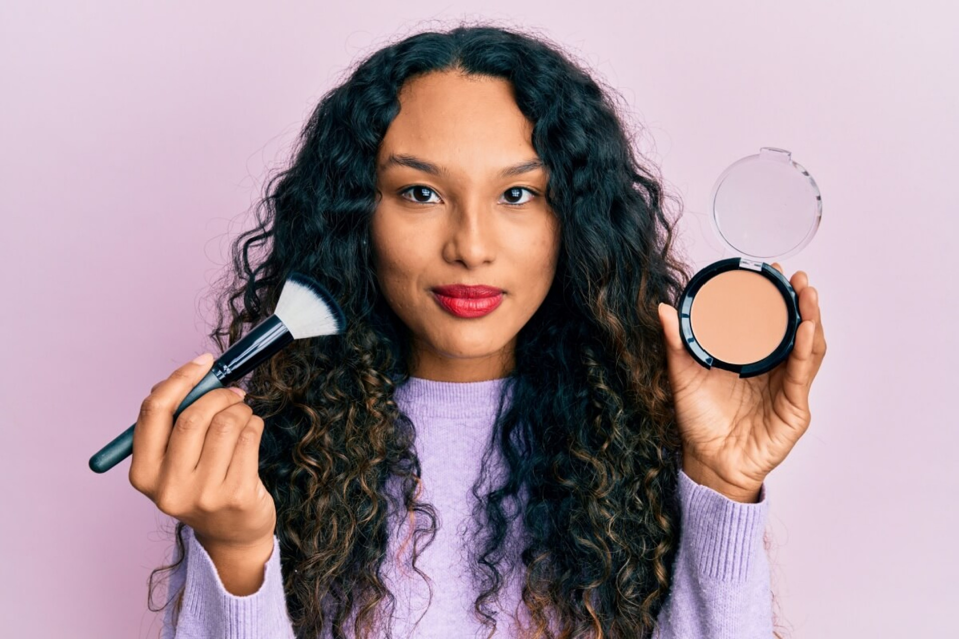 A maquiagem no inverno exige alguns cuidados (Imagem: Krakenimages.com | Shutterstock)