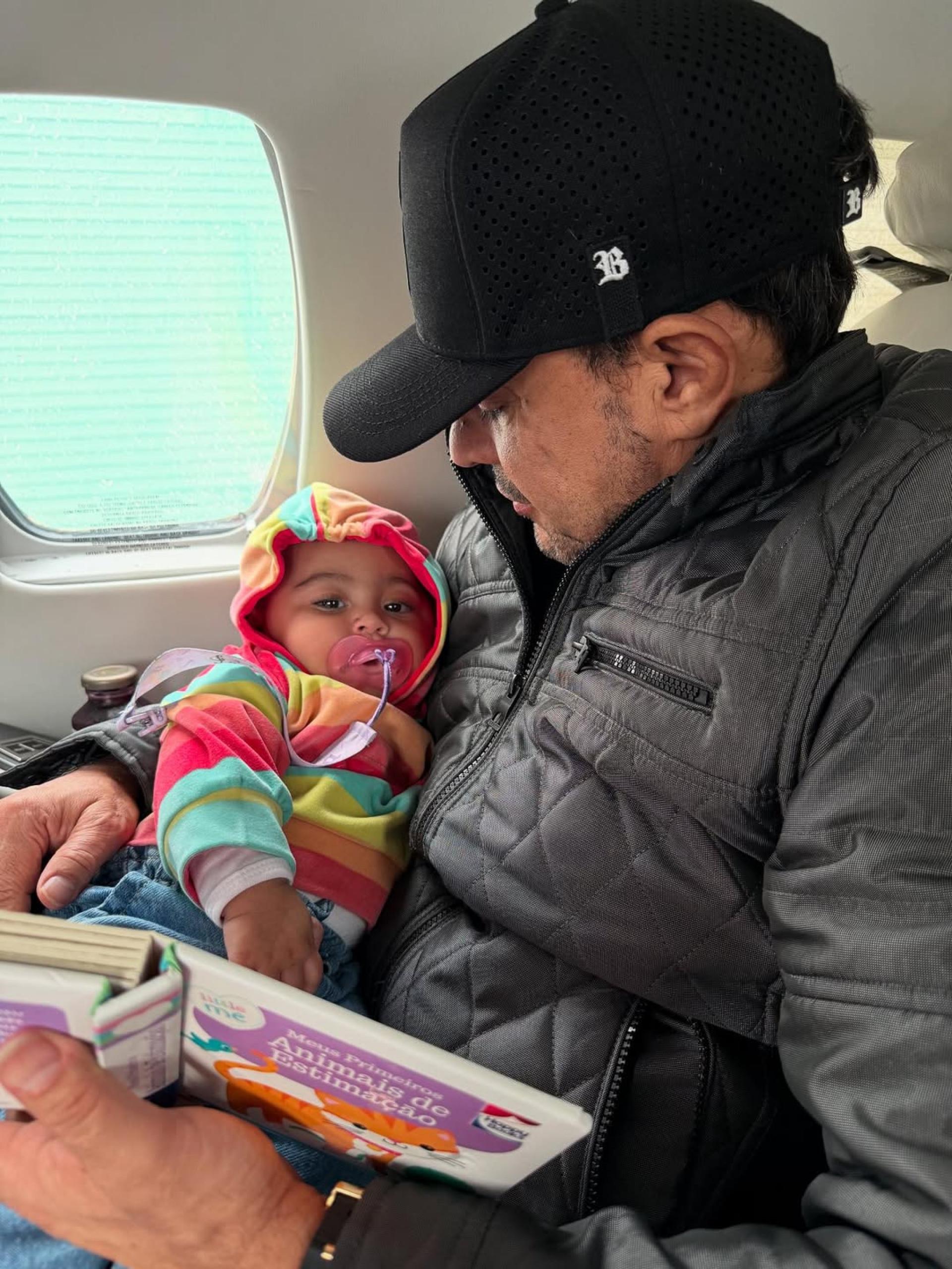 Zezé Di Camargo com a filha caçula nos braços  - Reprodução/Instagram 