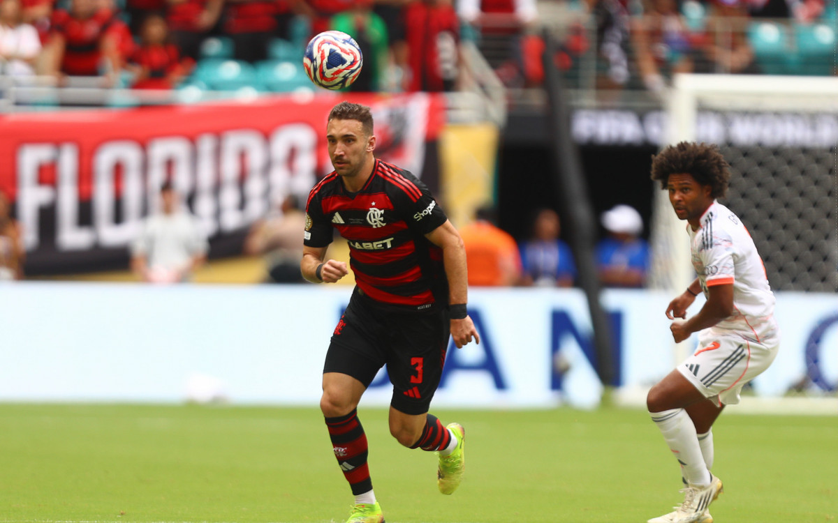 Léo Ortiz em ação pelo Flamengo contra o Bayern de Munique