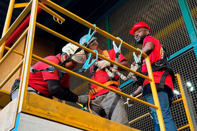 Treinamento contra incêndio reúne integrantes de agremiações na Cidade do Samba
