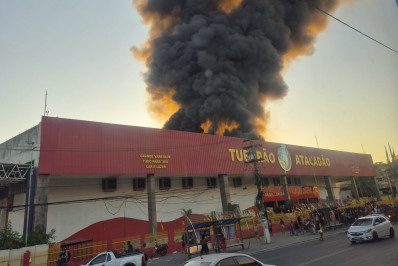 Incêndio de grandes proporções atinge rede atacadista em Duque de Caxias