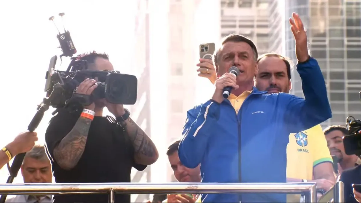 Bolsonaro adapta slogan de Trump durante ato na Paulista