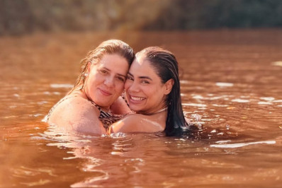 Lexa e Tati Machado curtem banho de rio no Amazonas