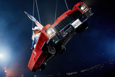 Vídeo! Beyoncé passa por problemas técnicos com carro suspenso e interrompe show