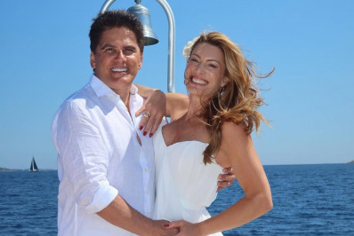 Na Itália, Cesar Filho renova votos com Elaine Mickely