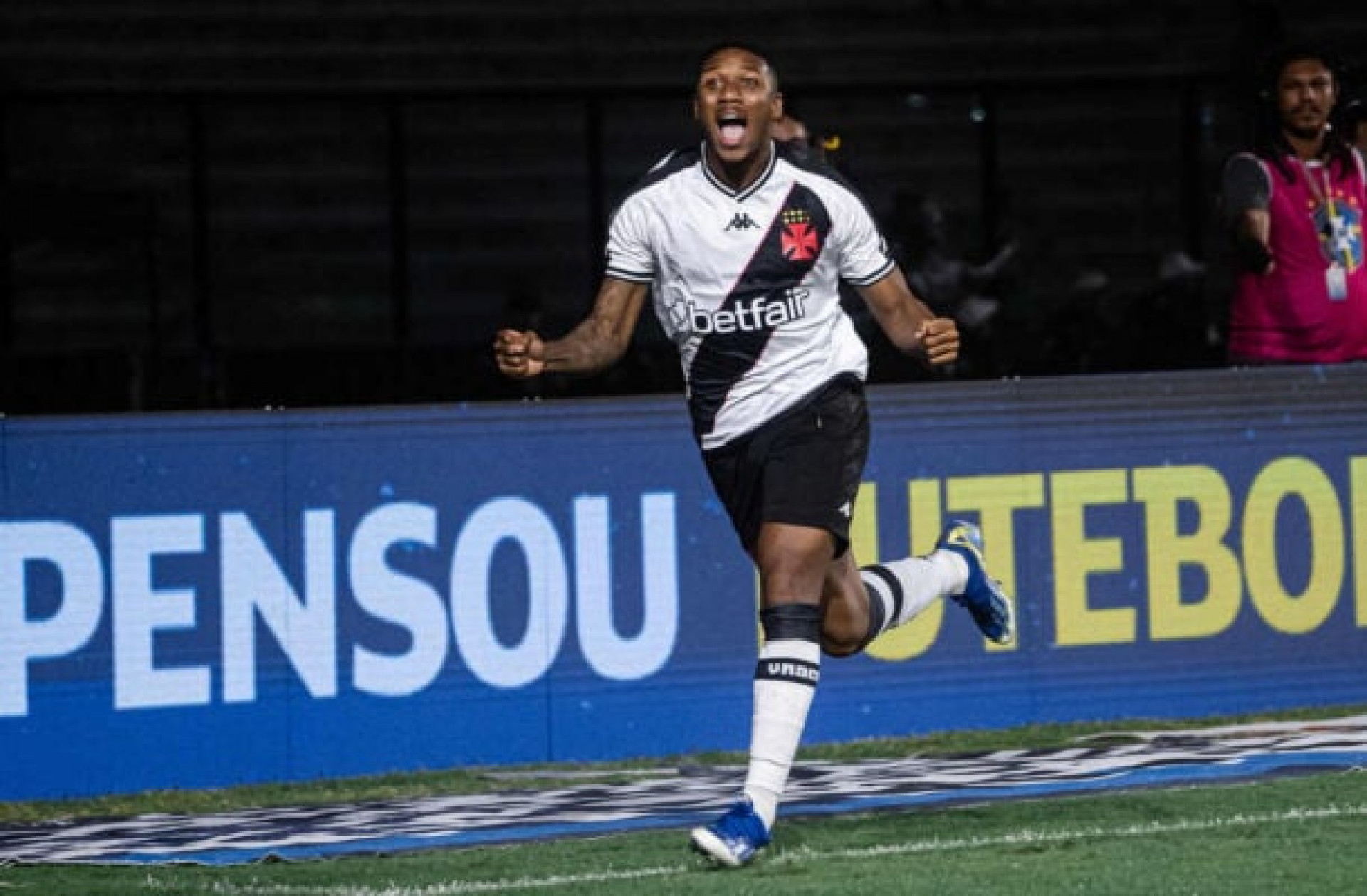 Aguardado no Vasco, lateral Leandrinho passará por teste de fogo com Diniz