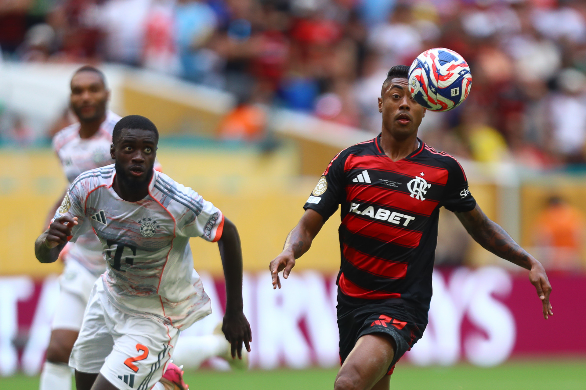 Upamecano e Bruno Henrique disputam a bola no segundo tempo do jogo - Gilvan de Souza / Flamengo