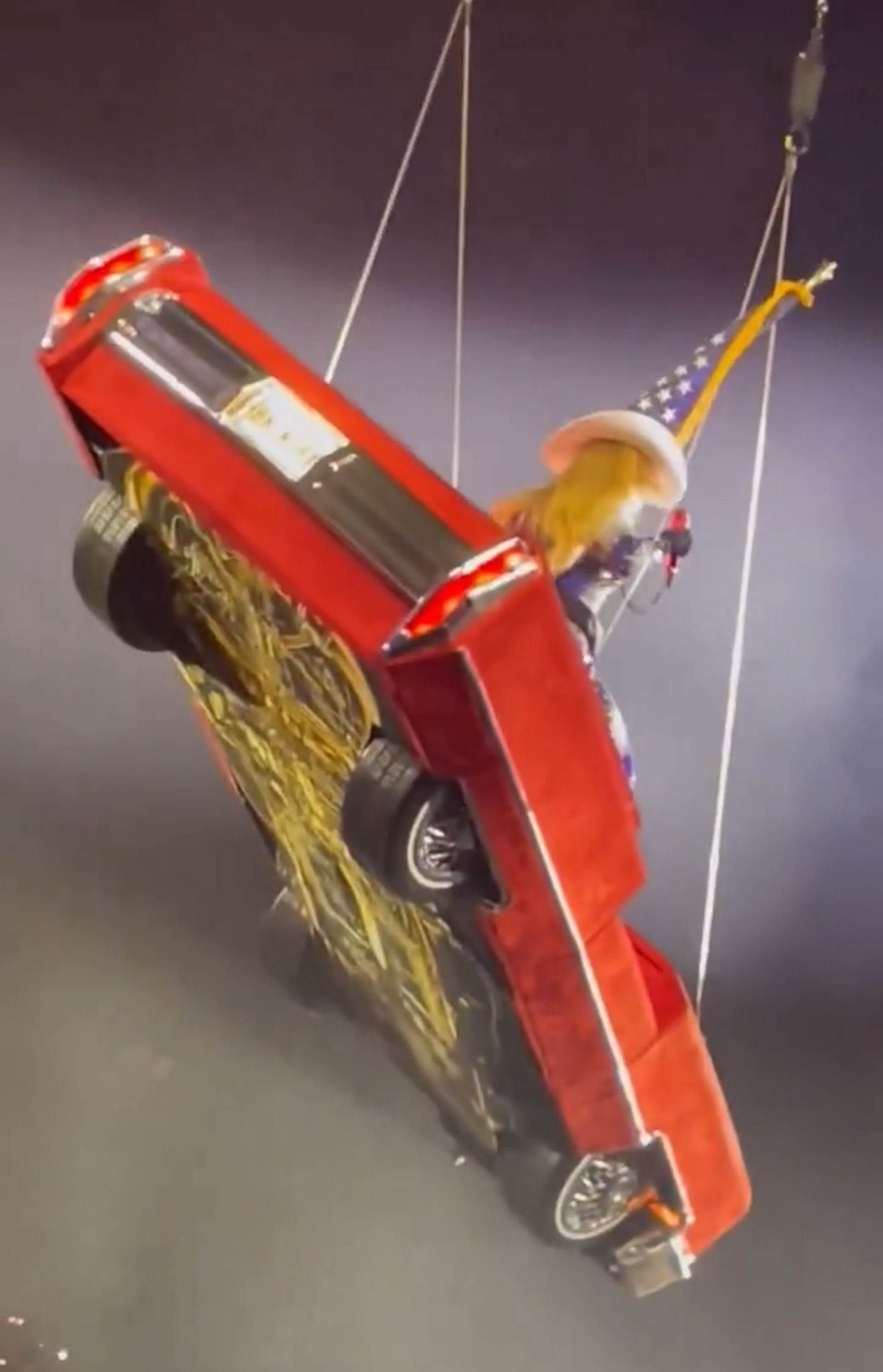 Beyoncé interrompe show ao enfrentar problemas técnicos com carro inclinado - Reprodução / X