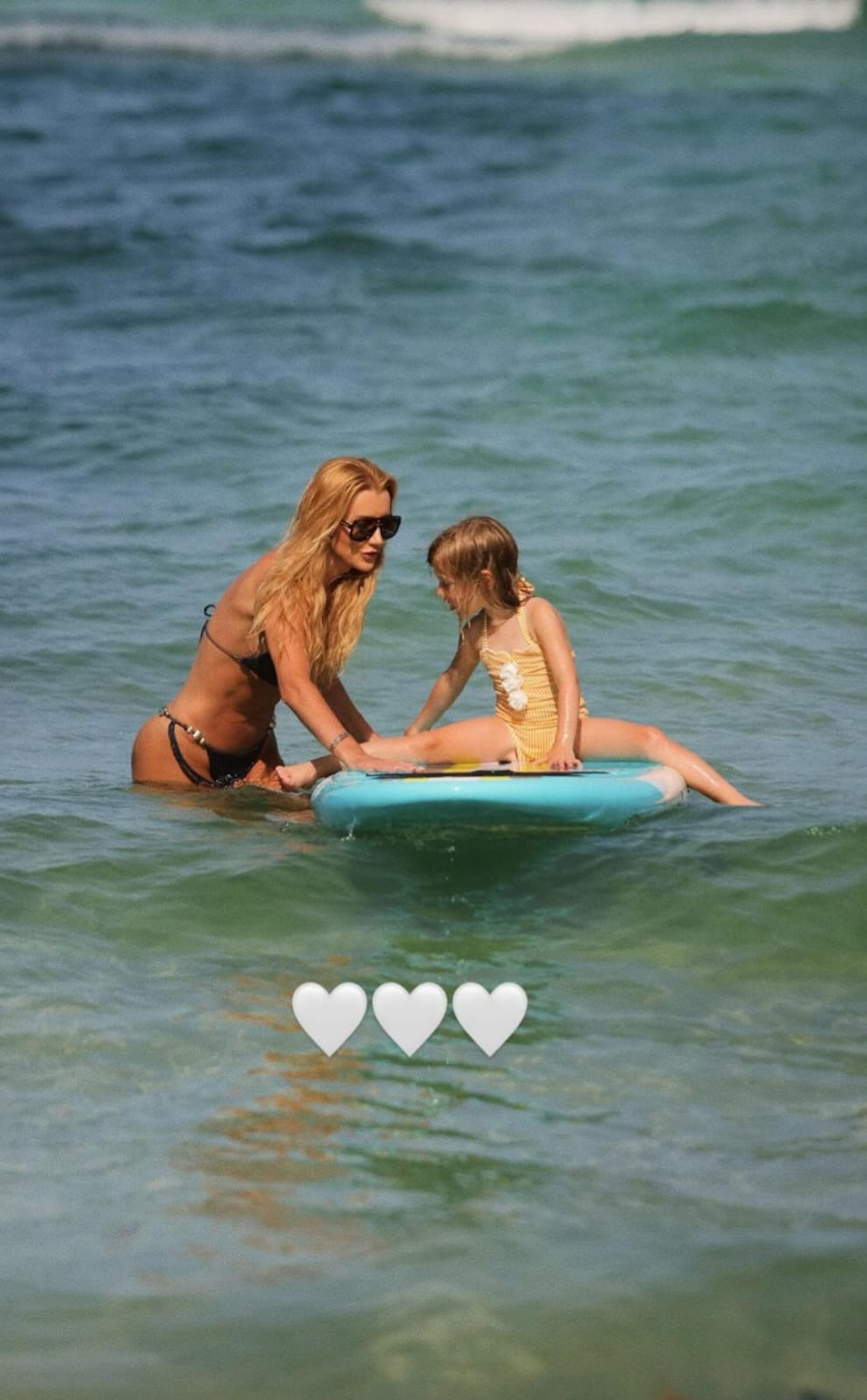 Ana Paula Siebert aproveita dia de praia com a filha, Vicky, em Miami - Reprodução / Instagram