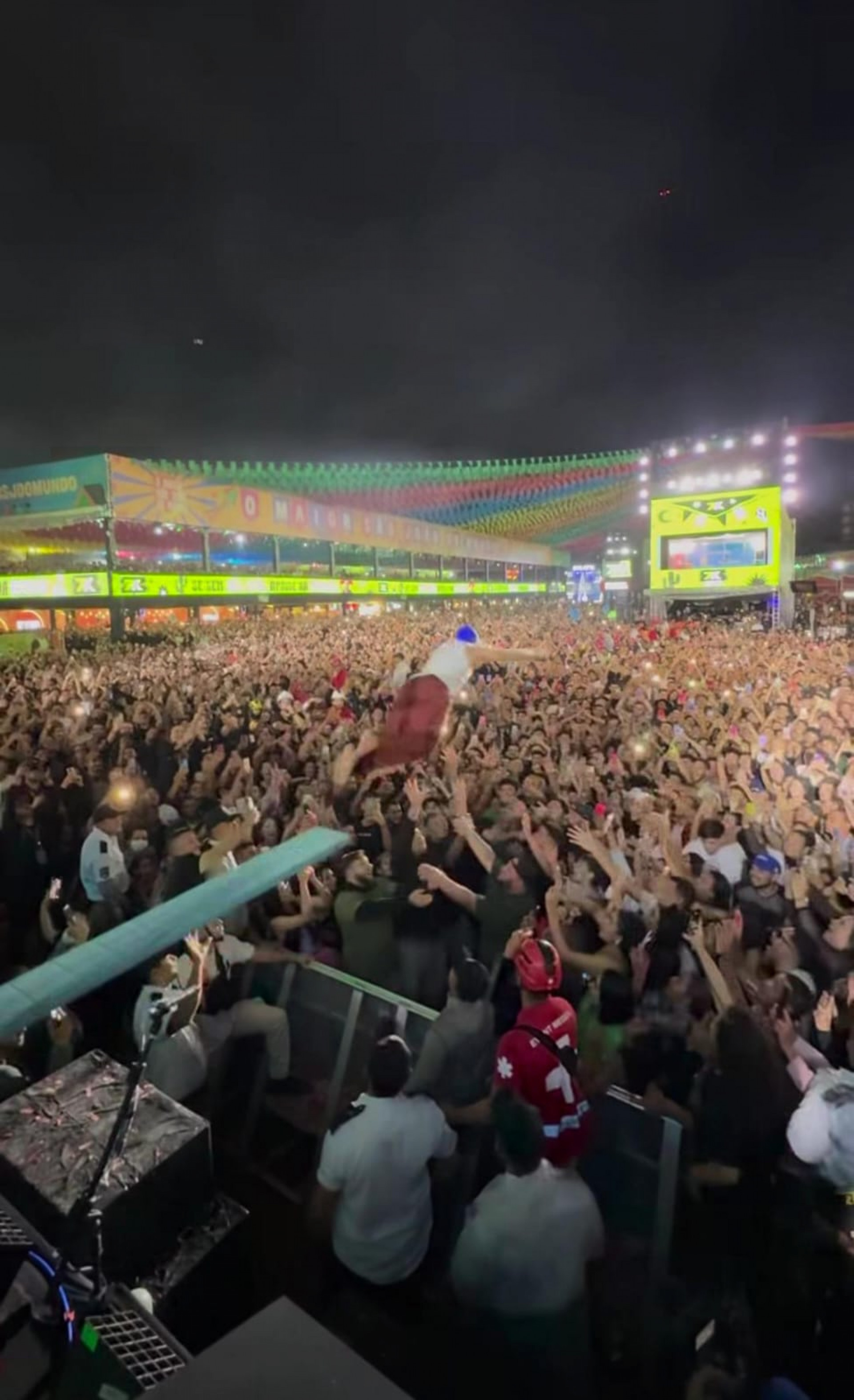 Nattanzinho cria trampolim e pula em cima do público em show - Reprodução de vídeo / Instagram