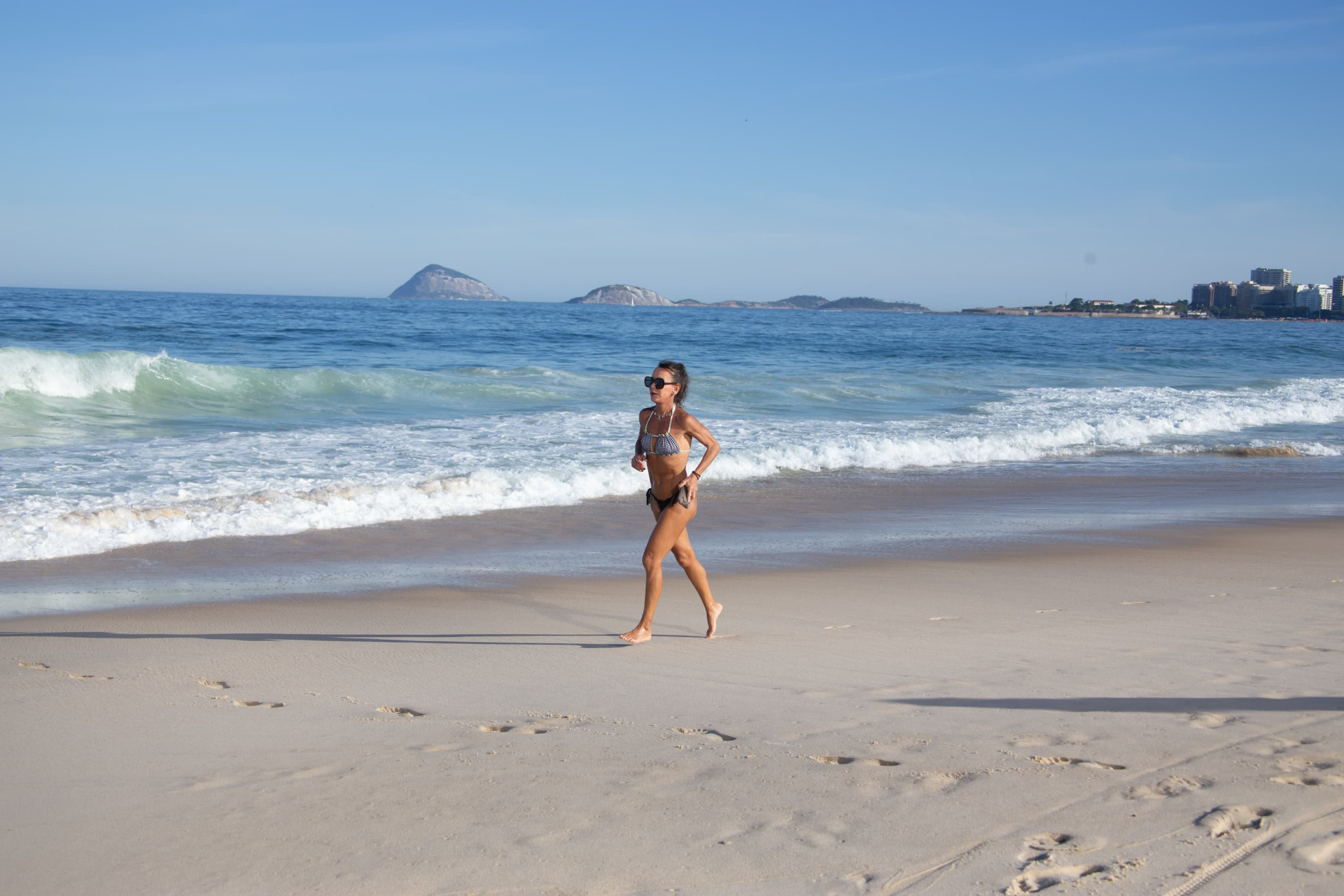 Cariocas e turistas aproveitaram dia ensolarado para visitar Praia de Copacabana, na Zona Sul - Érica Martin / Agência O Dia