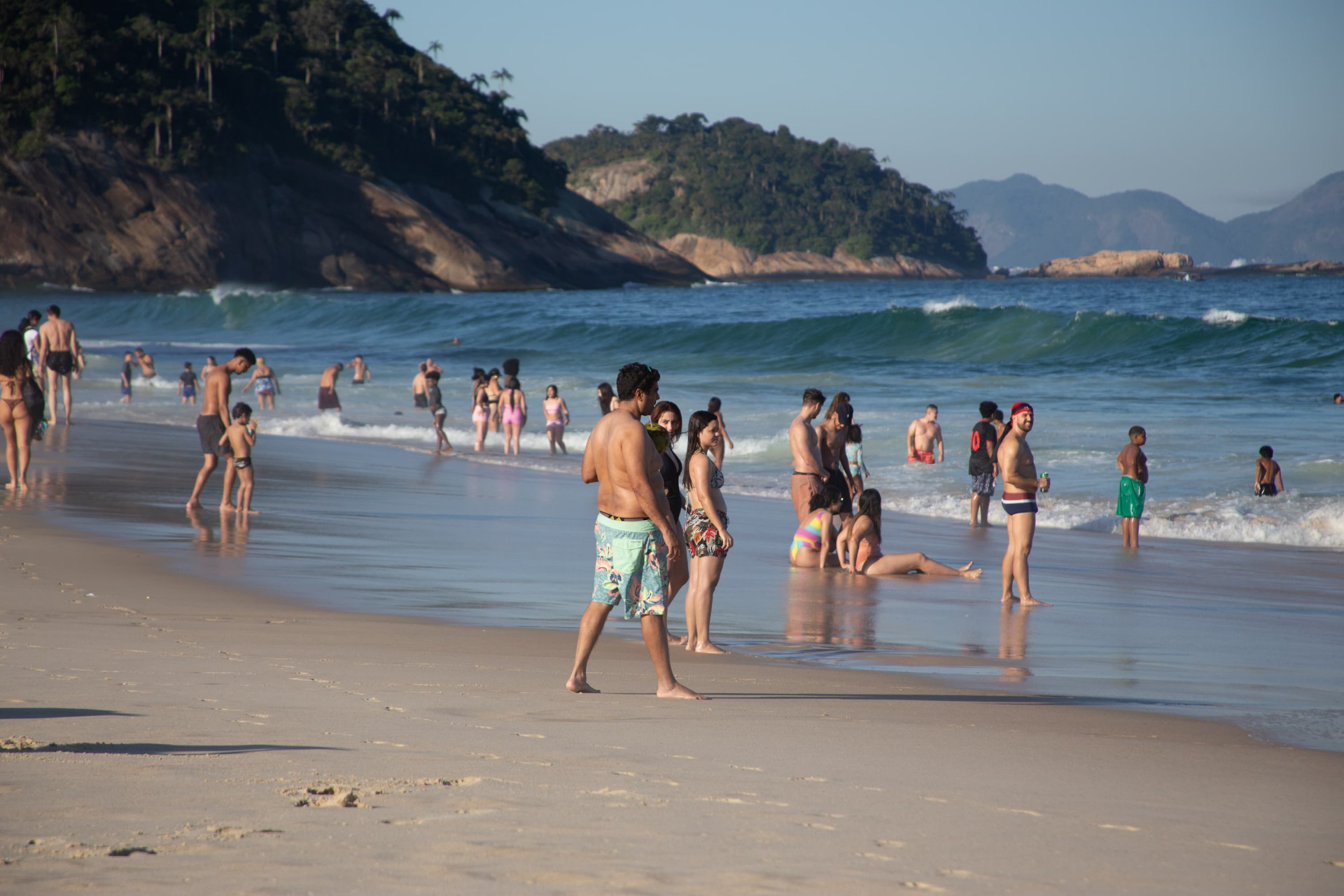 Cariocas e turistas aproveitaram dia ensolarado para visitar Praia de Copacabana, na Zona Sul - Érica Martin / Agência O Dia