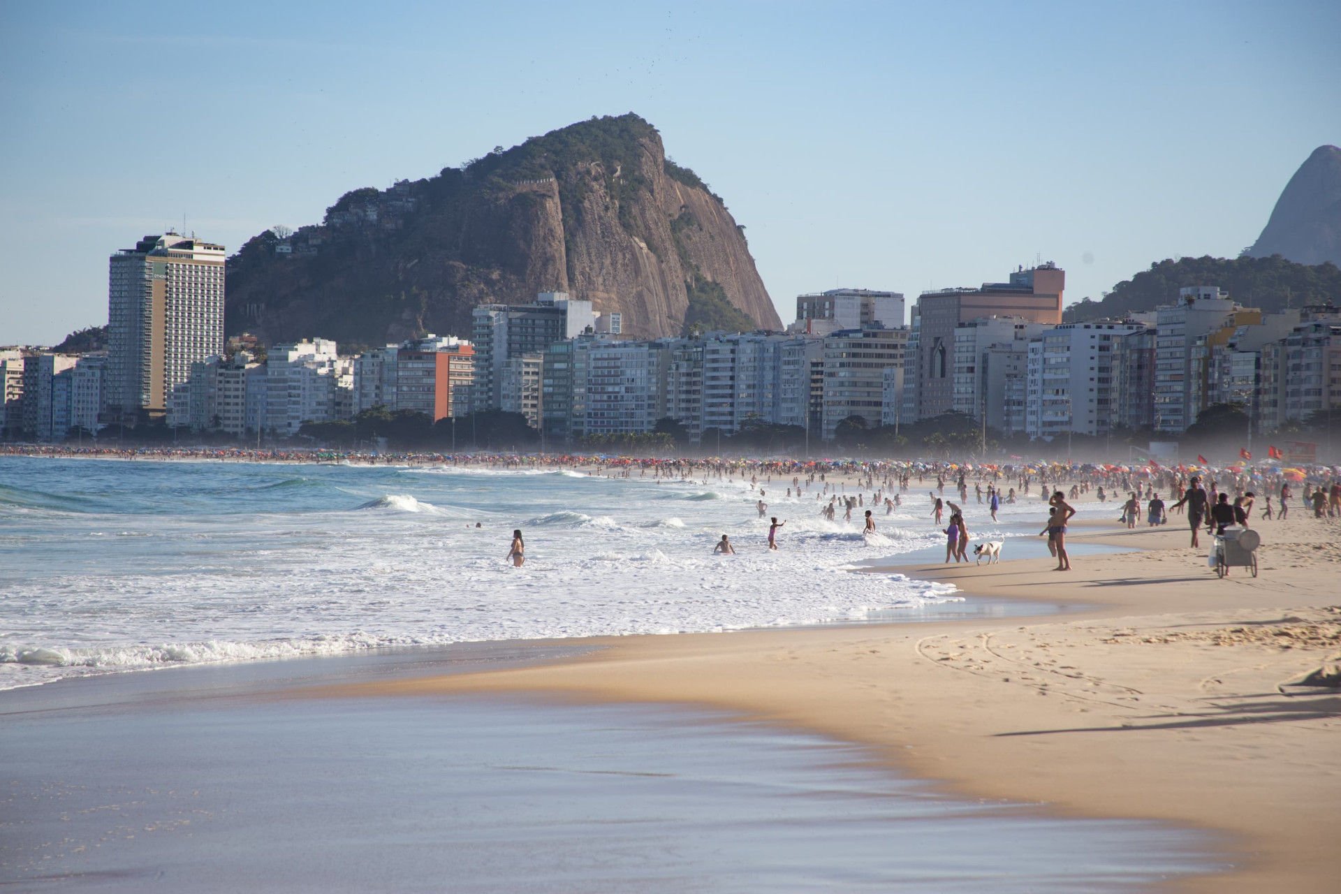 Cariocas e turistas aproveitaram dia ensolarado para visitar Praia de Copacabana, na Zona Sul - Érica Martin / Agência O Dia