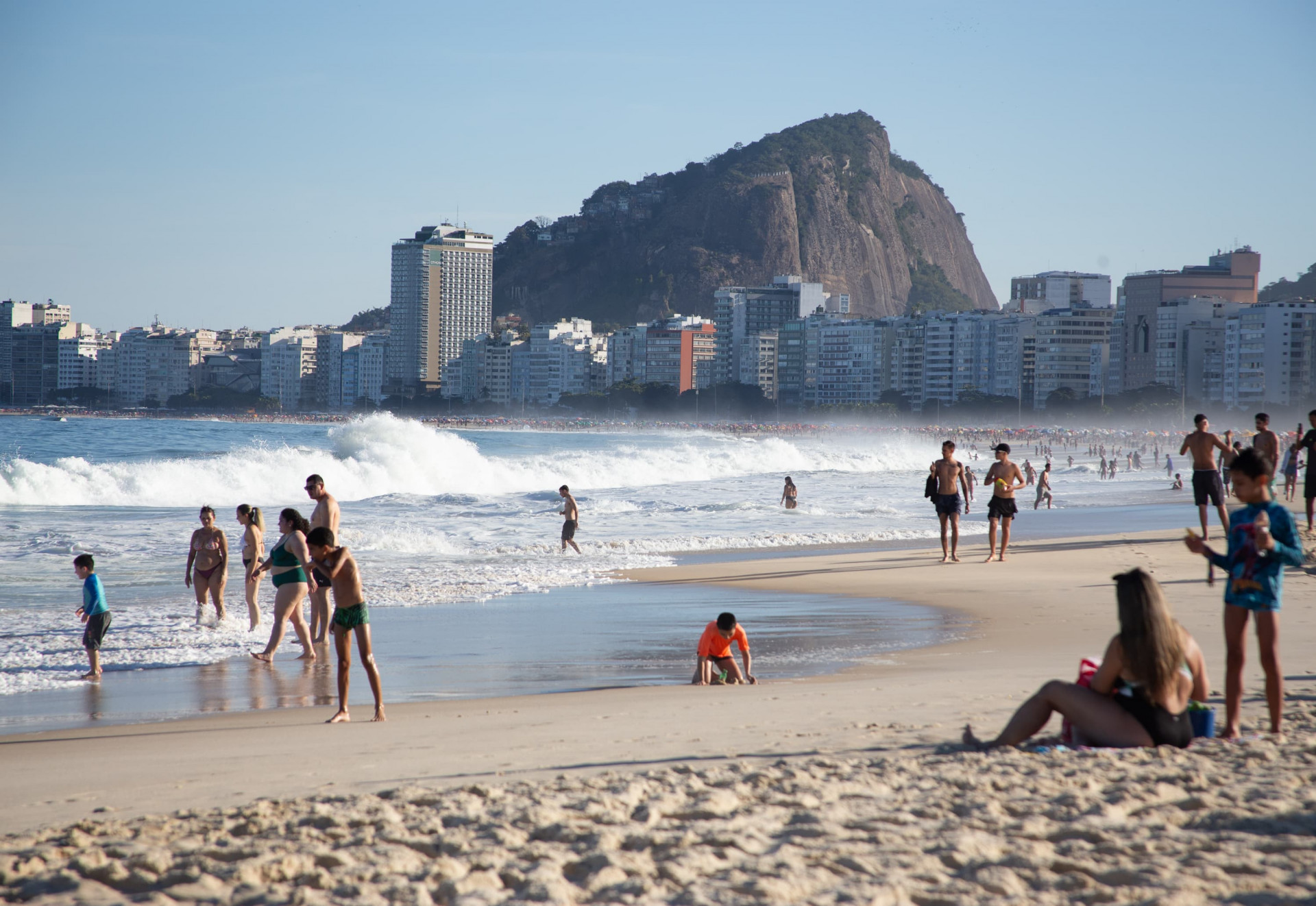 Cariocas e turistas aproveitaram dia ensolarado para visitar Praia de Copacabana, na Zona Sul - Érica Martin / Agência O Dia