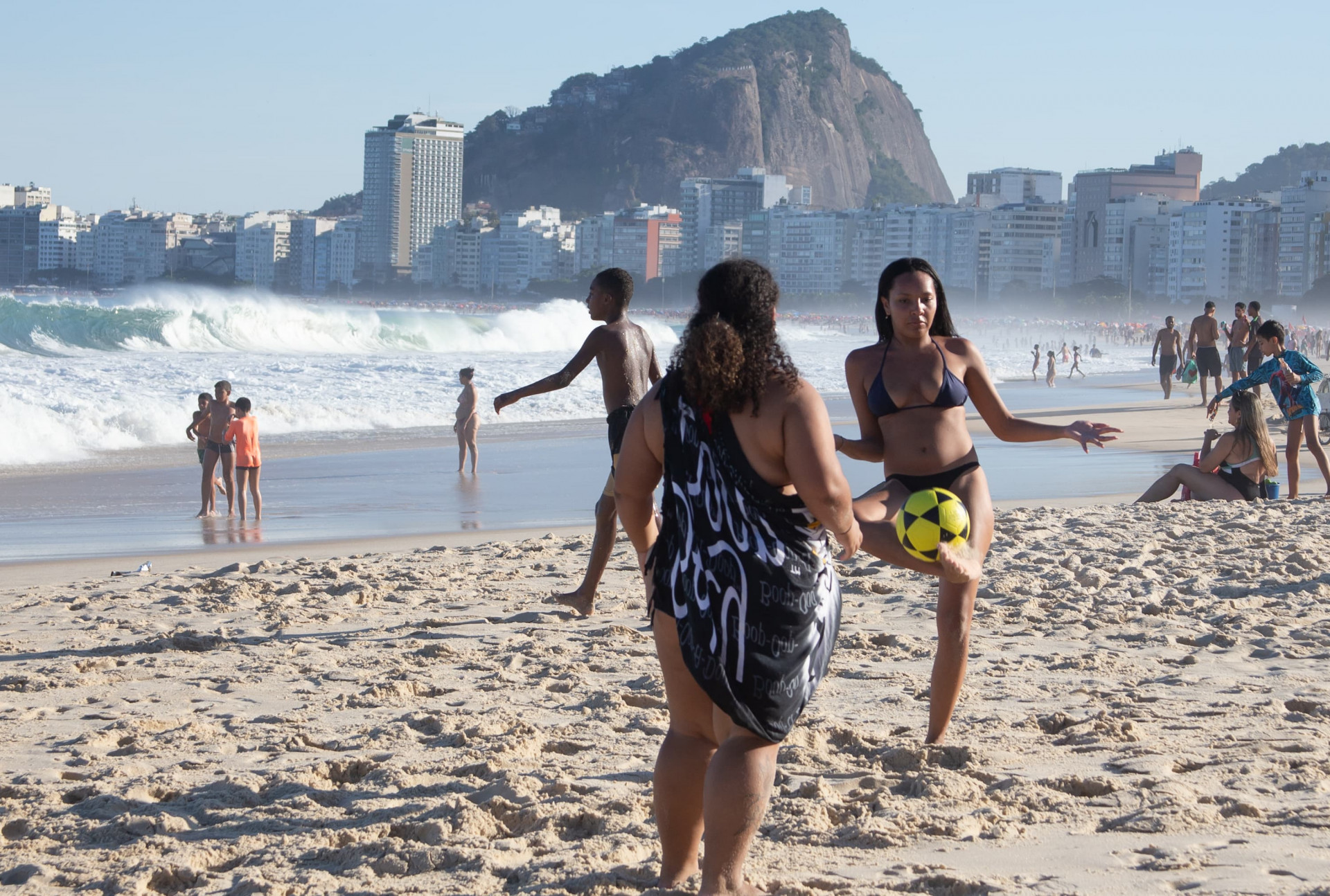 Cariocas e turistas aproveitaram dia ensolarado para visitar Praia de Copacabana, na Zona Sul - Érica Martin / Agência O Dia
