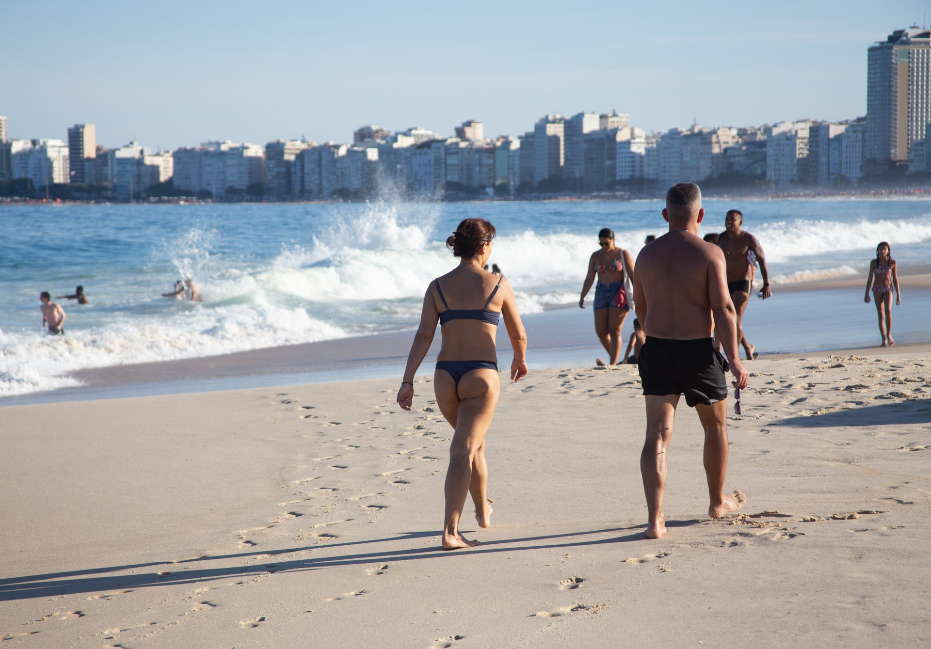 Cariocas e turistas aproveitaram dia ensolarado para visitar Praia de Copacabana, na Zona Sul - Érica Martin / Agência O Dia