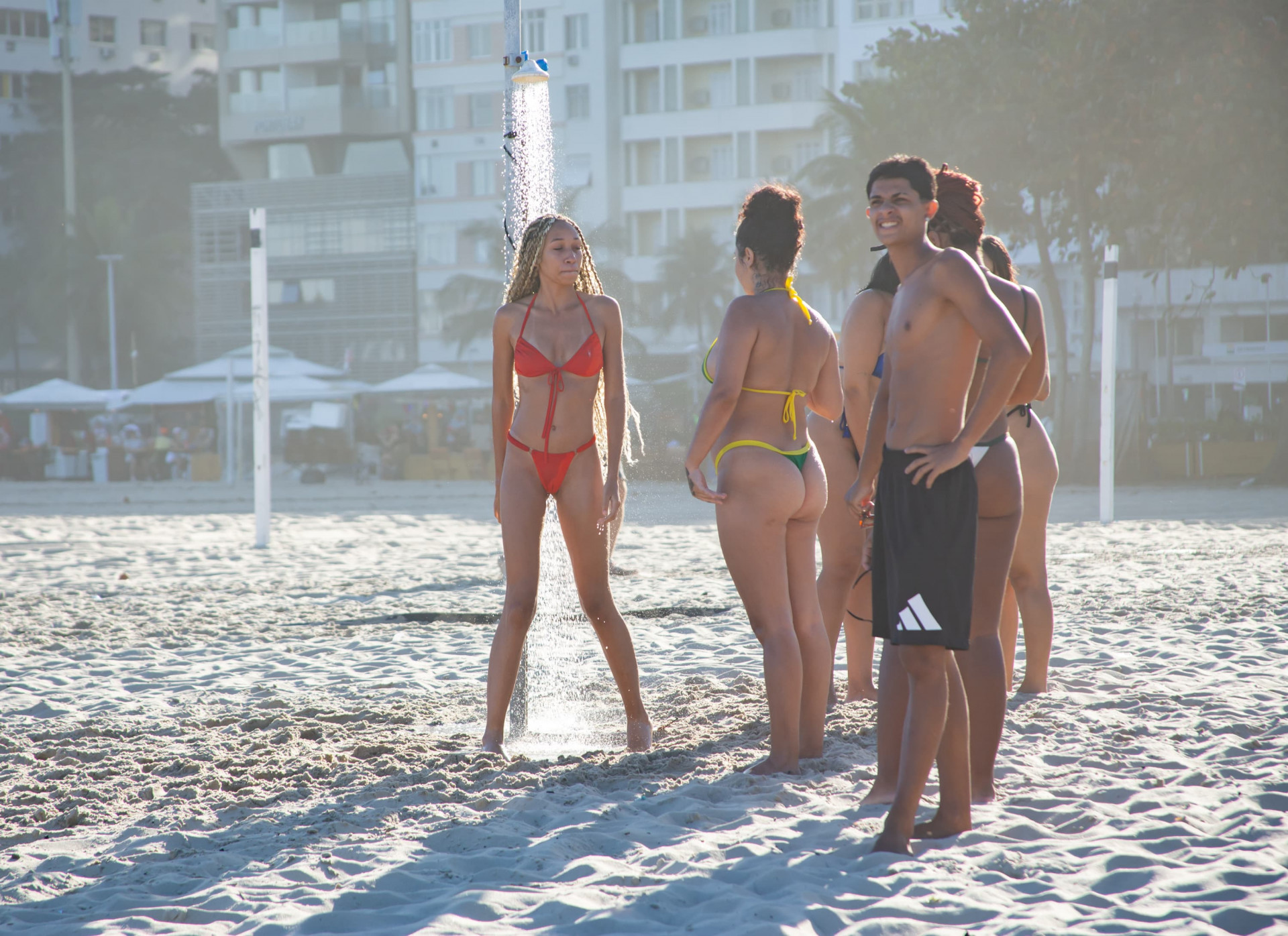 Cariocas e turistas aproveitaram dia ensolarado para visitar Praia de Copacabana, na Zona Sul - Érica Martin / Agência O Dia