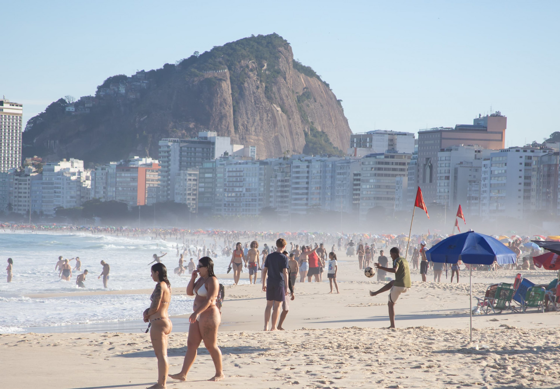 Cariocas e turistas aproveitaram dia ensolarado para visitar Praia de Copacabana, na Zona Sul - Érica Martin / Agência O Dia
