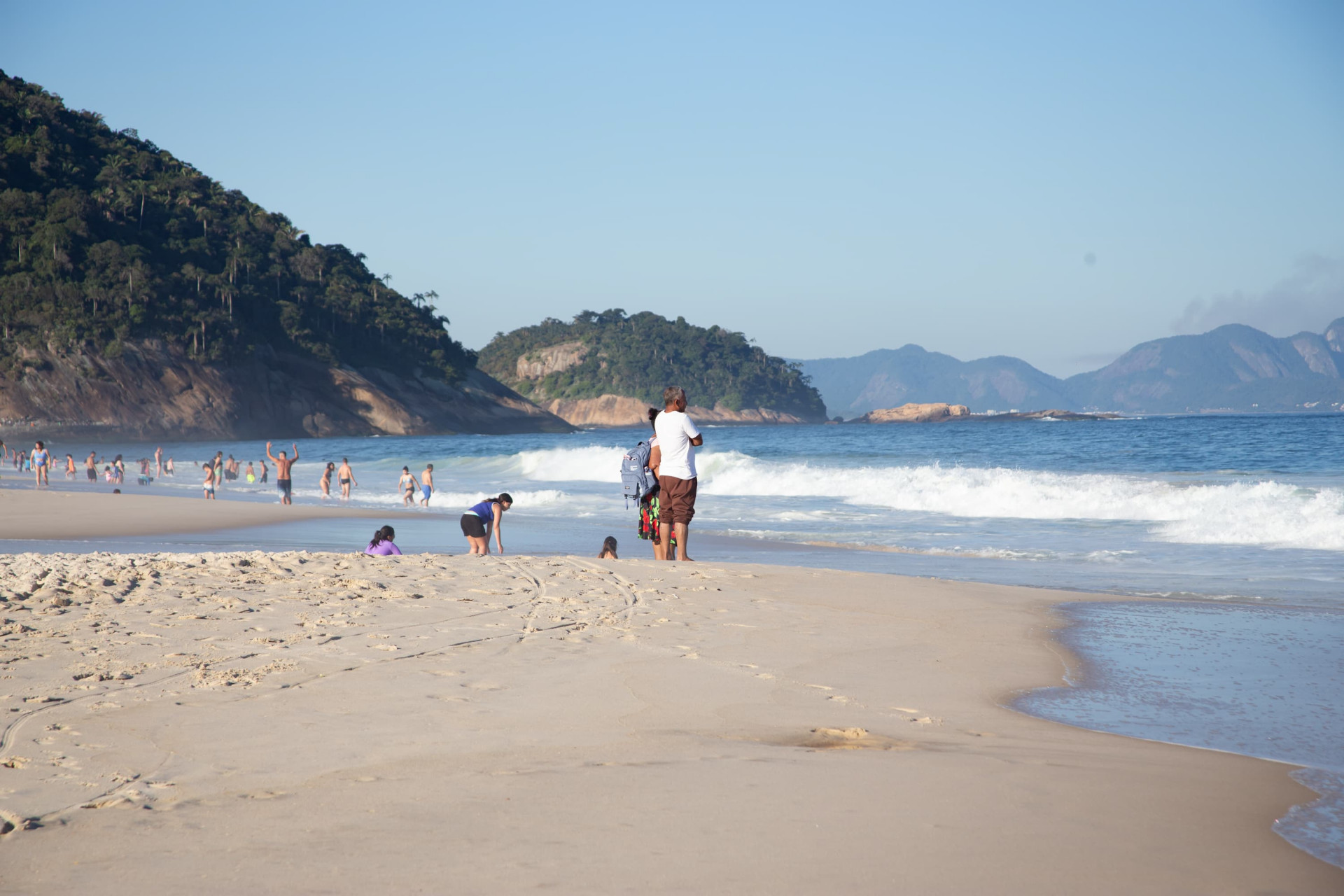 Cariocas e turistas aproveitaram dia ensolarado para visitar Praia de Copacabana, na Zona Sul - Érica Martin / Agência O Dia