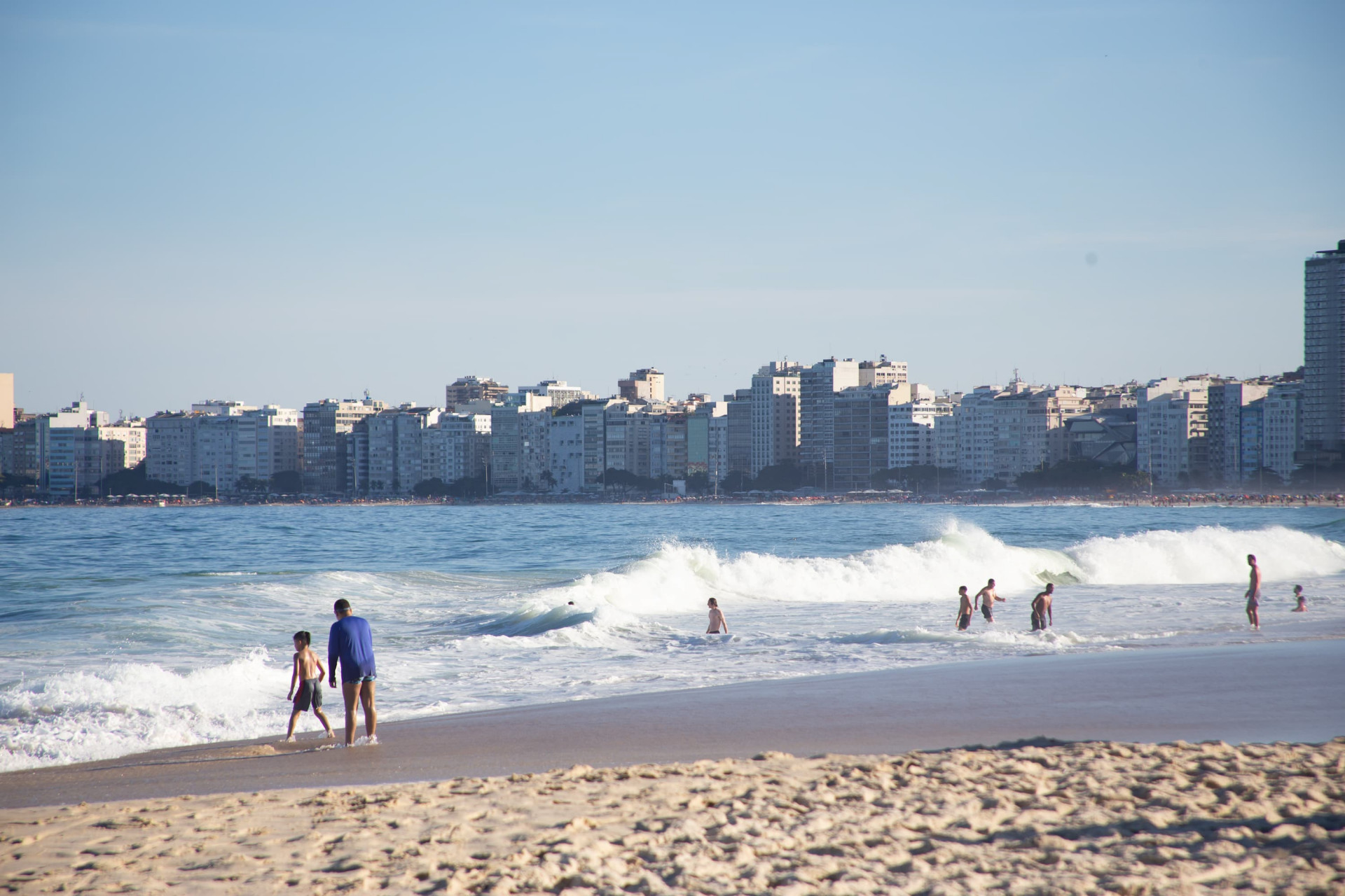 Cariocas e turistas aproveitaram dia ensolarado para visitar Praia de Copacabana, na Zona Sul - Érica Martin / Agência O Dia