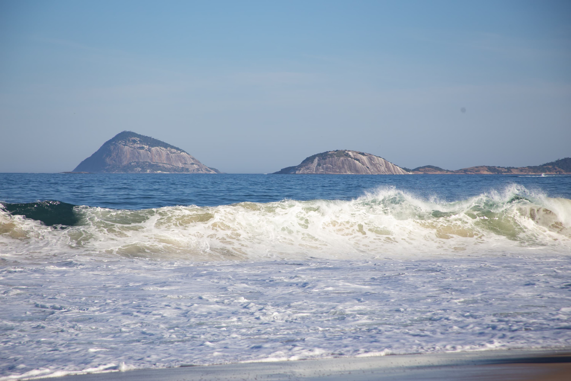 Cariocas e turistas aproveitaram dia ensolarado para visitar Praia de Copacabana, na Zona Sul - Érica Martin / Agência O Dia