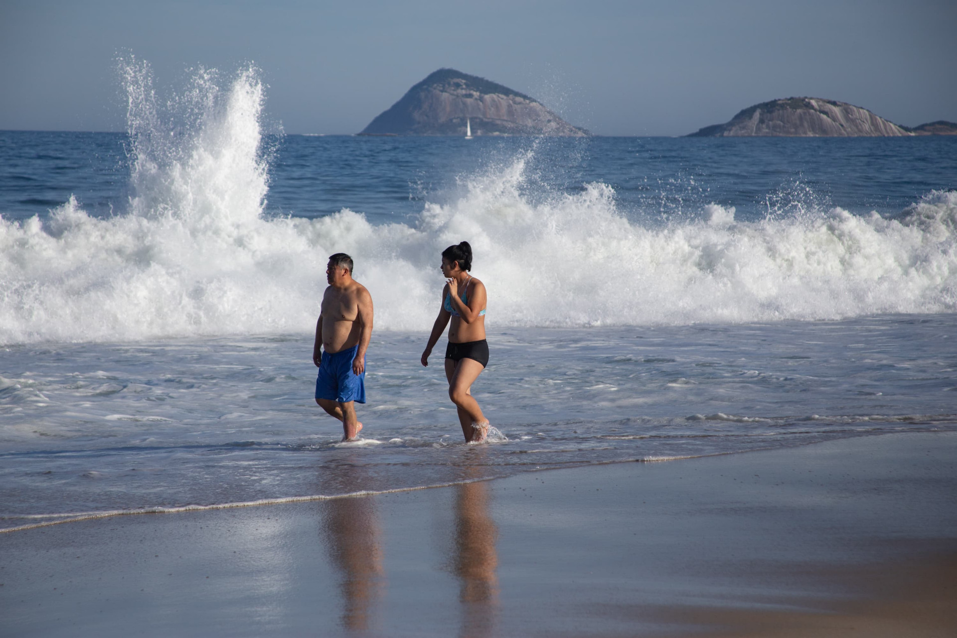 Cariocas e turistas aproveitaram dia ensolarado para visitar Praia de Copacabana, na Zona Sul - Érica Martin / Agência O Dia