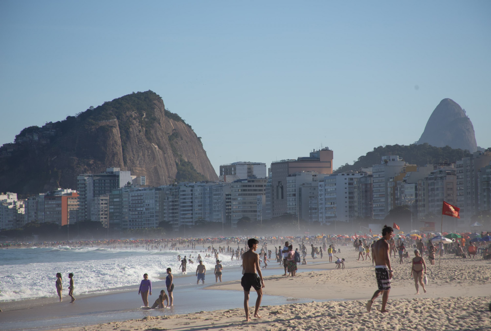 Cariocas e turistas aproveitaram dia ensolarado para visitar Praia de Copacabana, na Zona Sul - Érica Martin / Agência O Dia