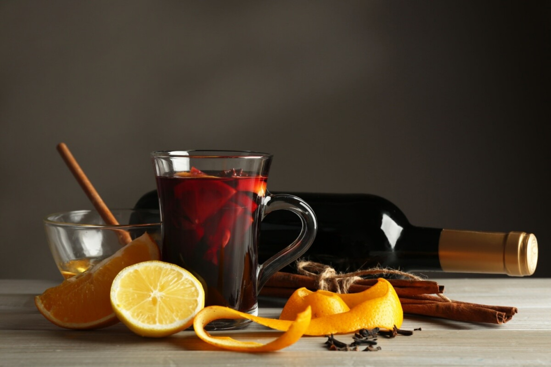 A escolha do r&oacute;tulo faz toda a diferen&ccedil;a na qualidade do vinho quente (Imagem: Africa Studio | Shutterstock) 