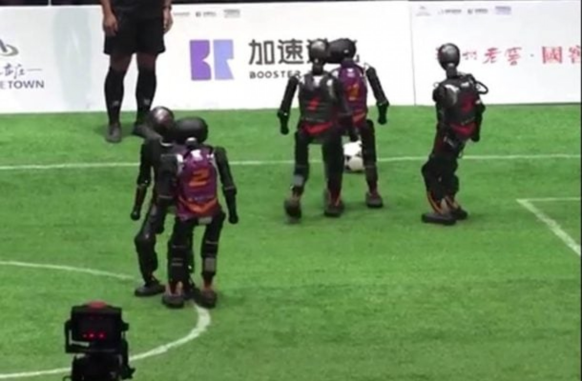 China sedia primeiro campeonato de futebol sem interfer&ecirc;ncia humana; v&iacute;deo