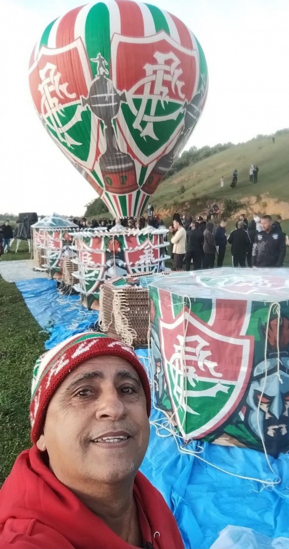 Jarcilei Pereira ao lado do balão
