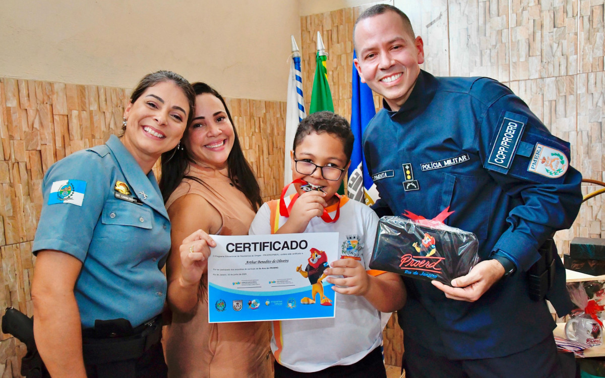 Sargento Carina, gestora Gisele e o coordenador do Proerd, Carlos Pimenta, com o aluno Arthur Benedito

