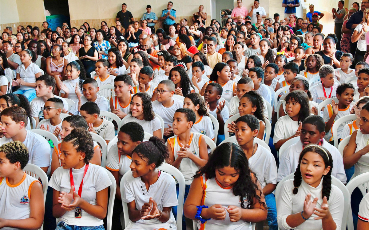 A escola Municipal Tenente Mozart Pereira dos Santos formou 198 alunos no Proerd

