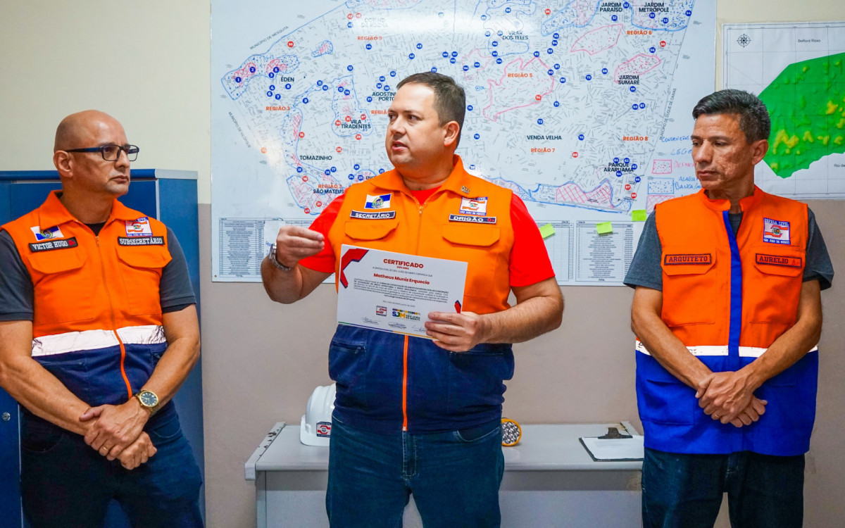 Secretário municipal de Defesa Civil, Drigão (centro), acompanhado do subsecretário Victor Hugo e o arquiteto Aurélio Bernardo