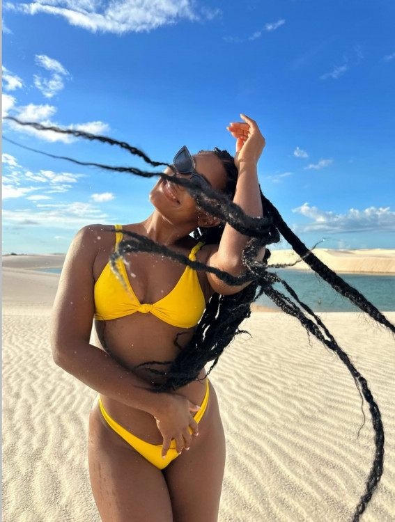 Erika Januza posa de biqu&iacute;ni amarelo e &oacute;culos de sol preto 