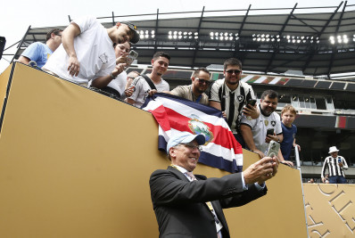 Textor renuncia ao comando do Lyon e promete mais atenção ao Botafogo