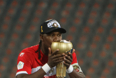 Vídeo: jogador chora após se machucar, mas fica em campo e faz o gol do título