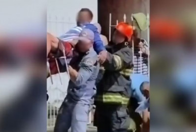 Homem fica preso em lanças de portão ao tentar pular grade