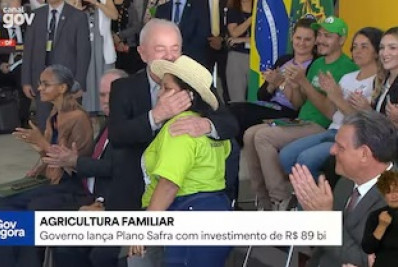 Mulher burla segurança, sobe em palco e abraça Lula em evento no Planalto