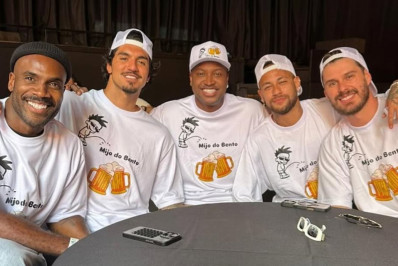 Thiaguinho reúne 'diretoria' em evento para comemorar chegada do filho