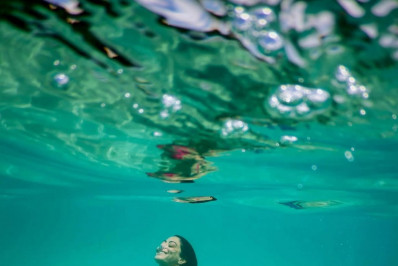 Carol Castro exibe registros debaixo d'água e encanta internautas: 'Sereia linda'