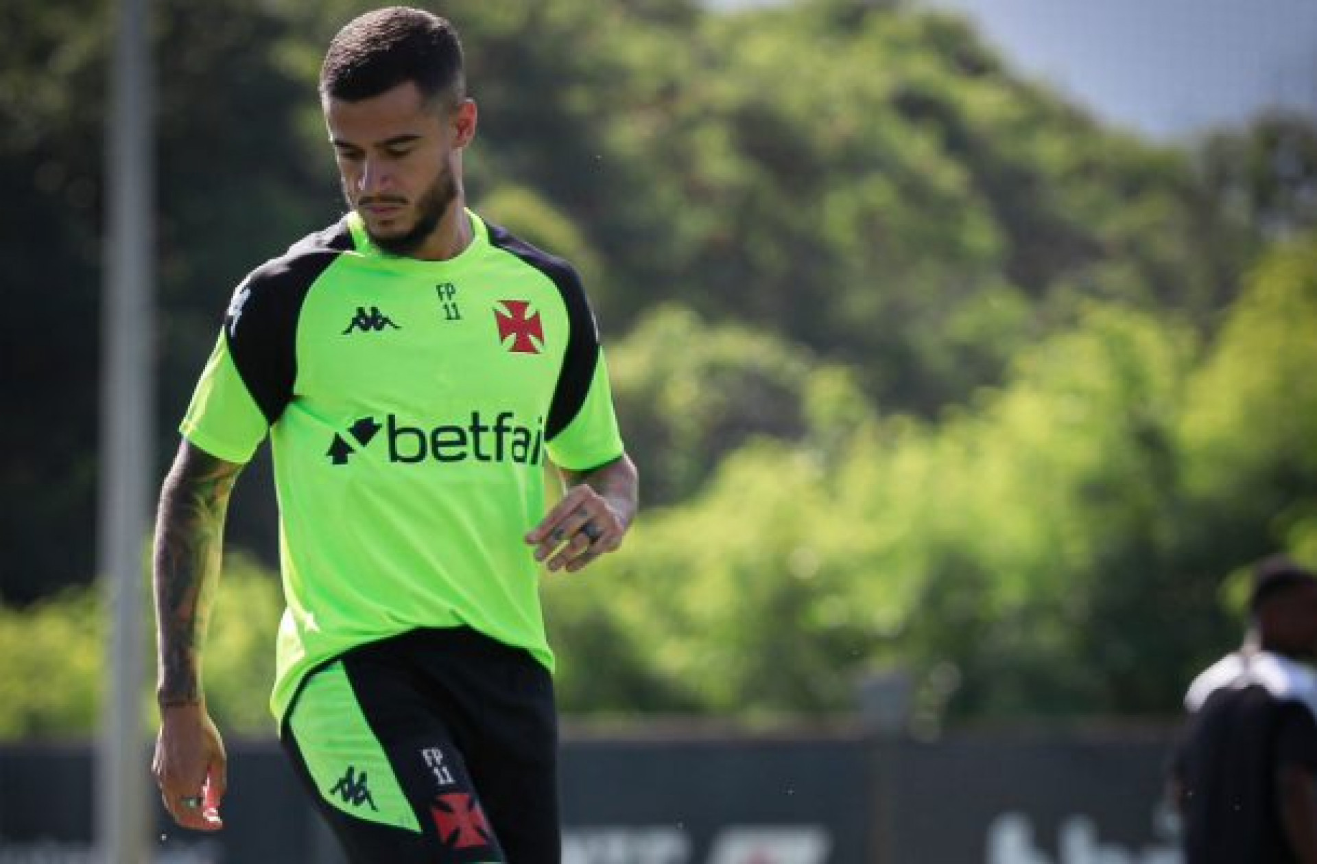Aston Villa anuncia sa&iacute;da de atletas e definir&aacute; situa&ccedil;&atilde;o de Coutinho com o Vasco
