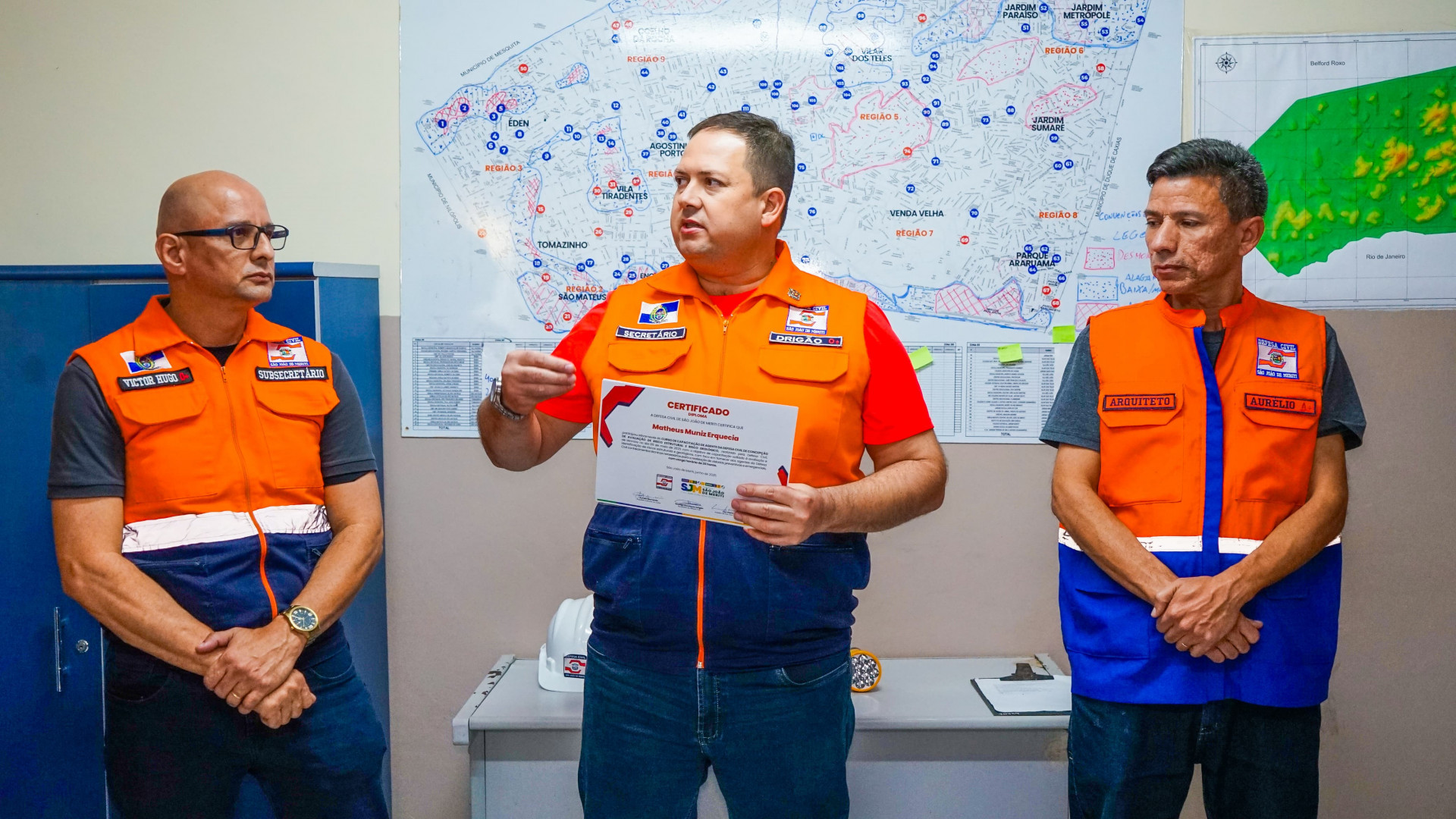 Secret&aacute;rio municipal de Defesa Civil, Drig&atilde;o (centro), acompanhado do subsecret&aacute;rio Victor Hugo e o arquiteto Aur&eacute;lio Bernardo - Gilberto Rocha/ PMSJM