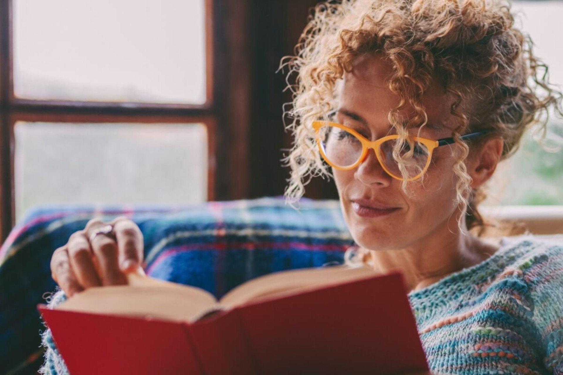 Os livros podem trazer reflex&otilde;es profundas e mudar a forma como vemos a vida (Imagem: simona pilolla 2 | Shutterstock)
