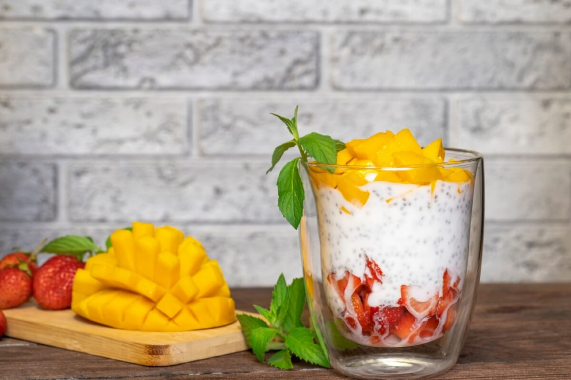 Pudim de chia com morango e manga (Imagem: PromKaz | Shutterstock)