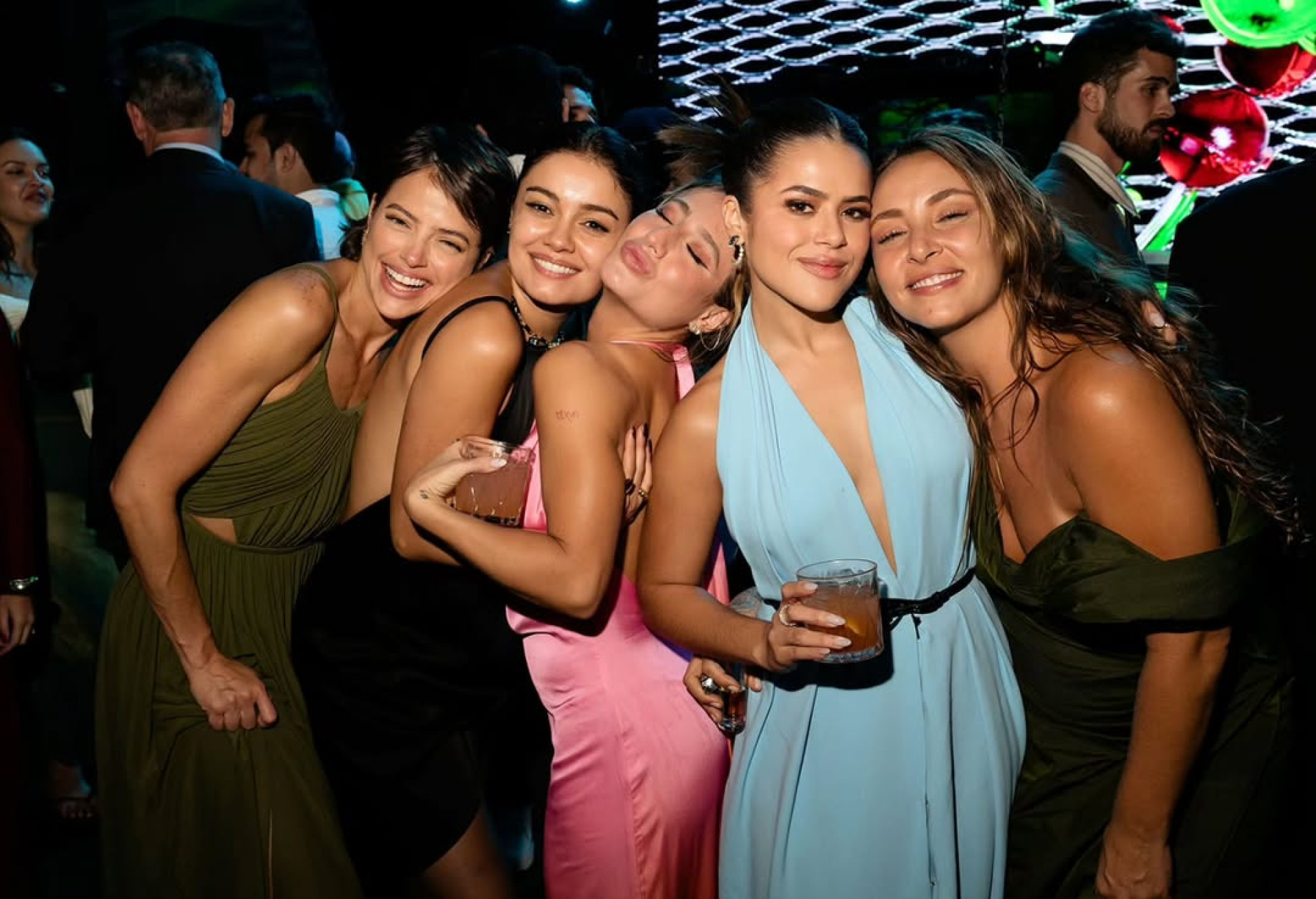 Maisa abre álbum de fotos do casamento de Giovanna Lancellotti e Gabriel David - Reprodução / Instagram 